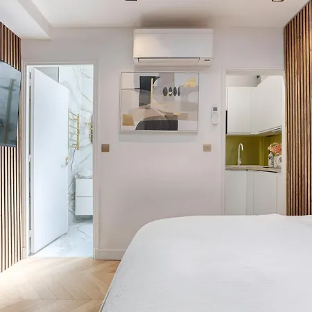 Charming Pied A Terre Near Montmartre Paris