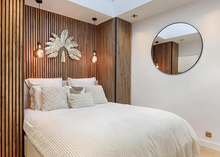 Charming Pied A Terre Near Montmartre 아파트